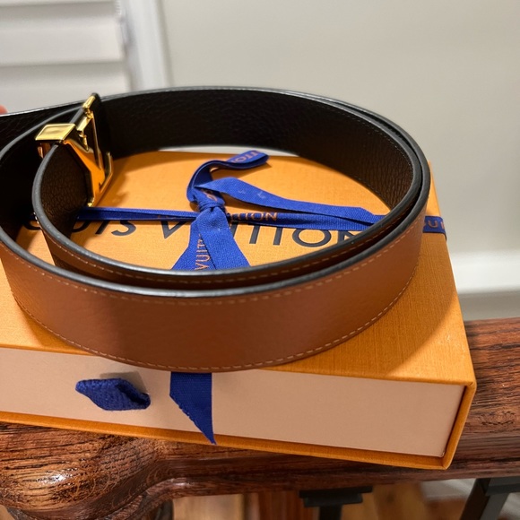 LV Initiales Reversible Belt - Picture 3 of 5